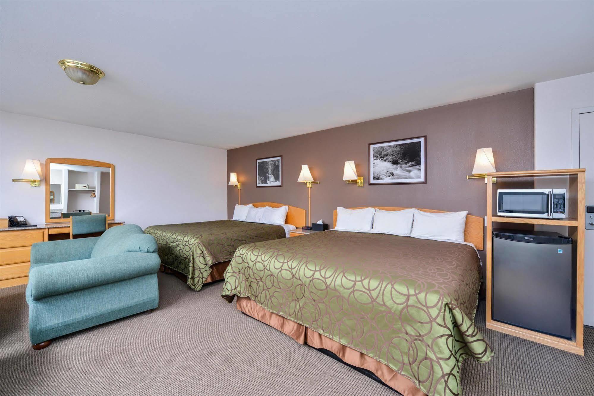 Canadas Best Value Inn Valemount Exterior photo