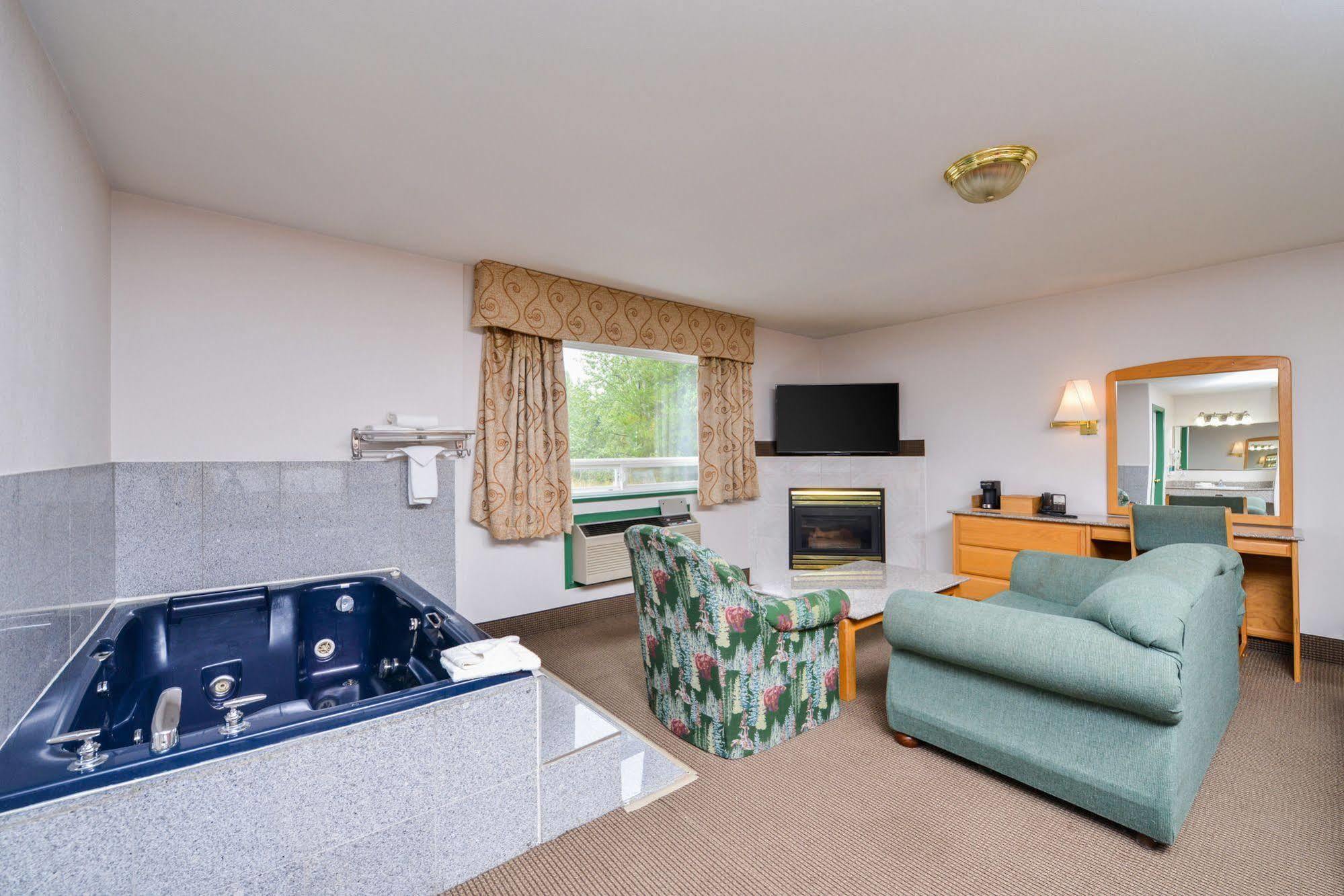 Canadas Best Value Inn Valemount Exterior photo