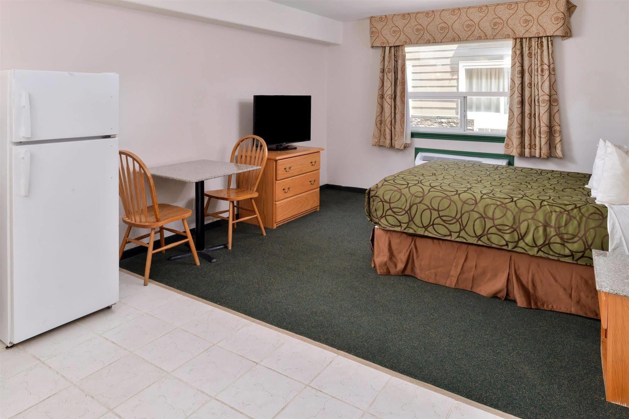 Canadas Best Value Inn Valemount Exterior photo