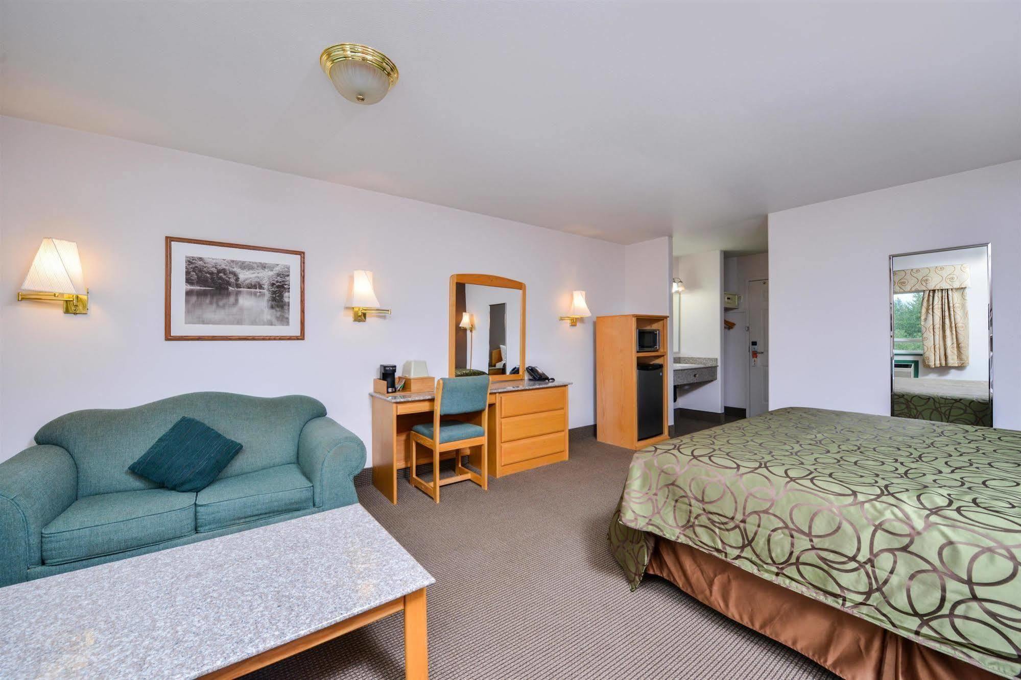 Canadas Best Value Inn Valemount Exterior photo
