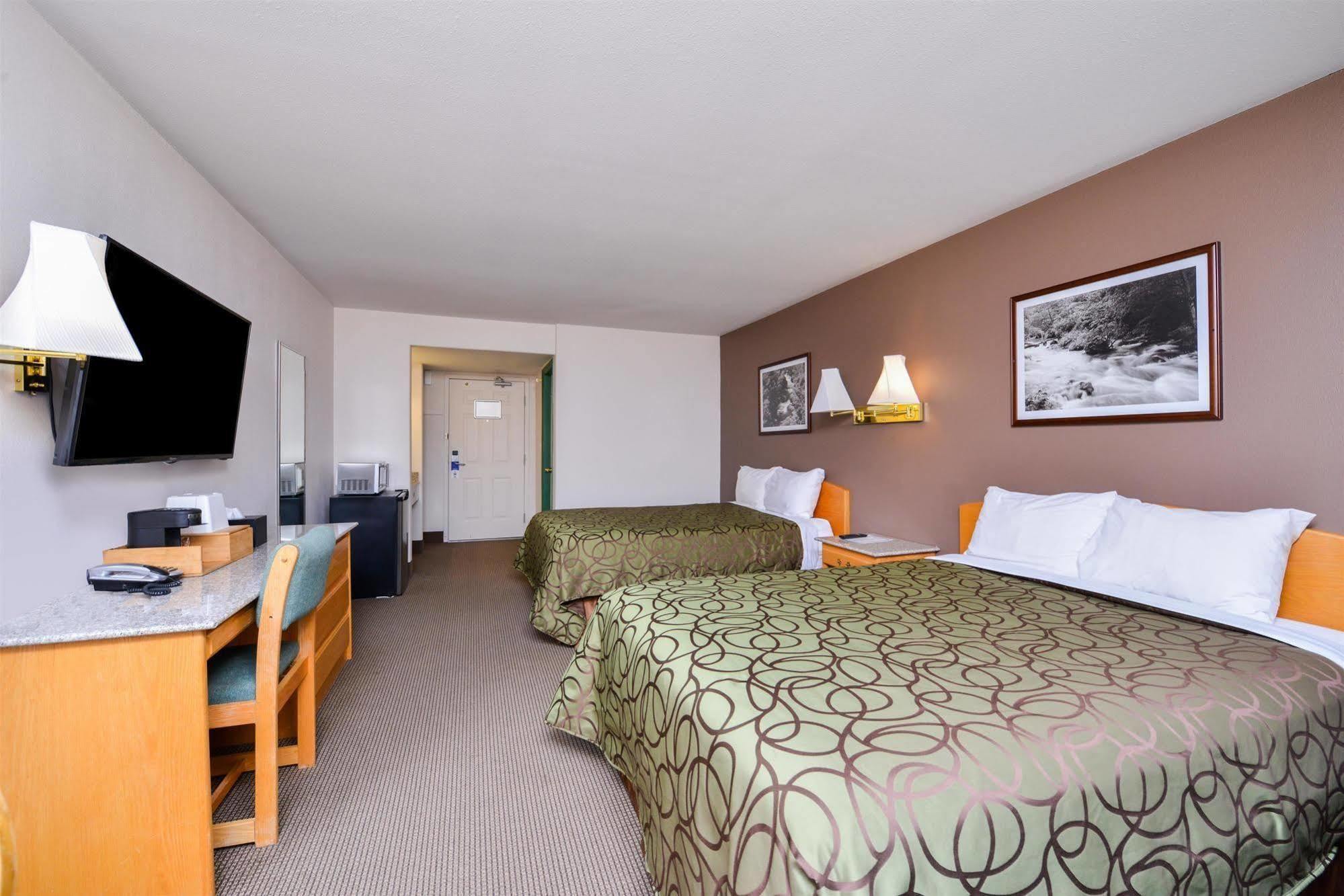 Canadas Best Value Inn Valemount Exterior photo