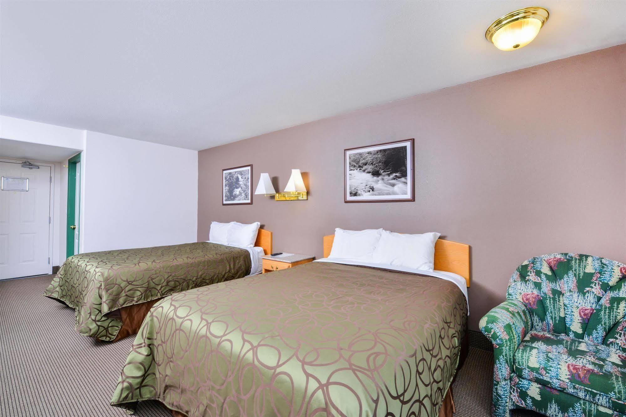 Canadas Best Value Inn Valemount Exterior photo