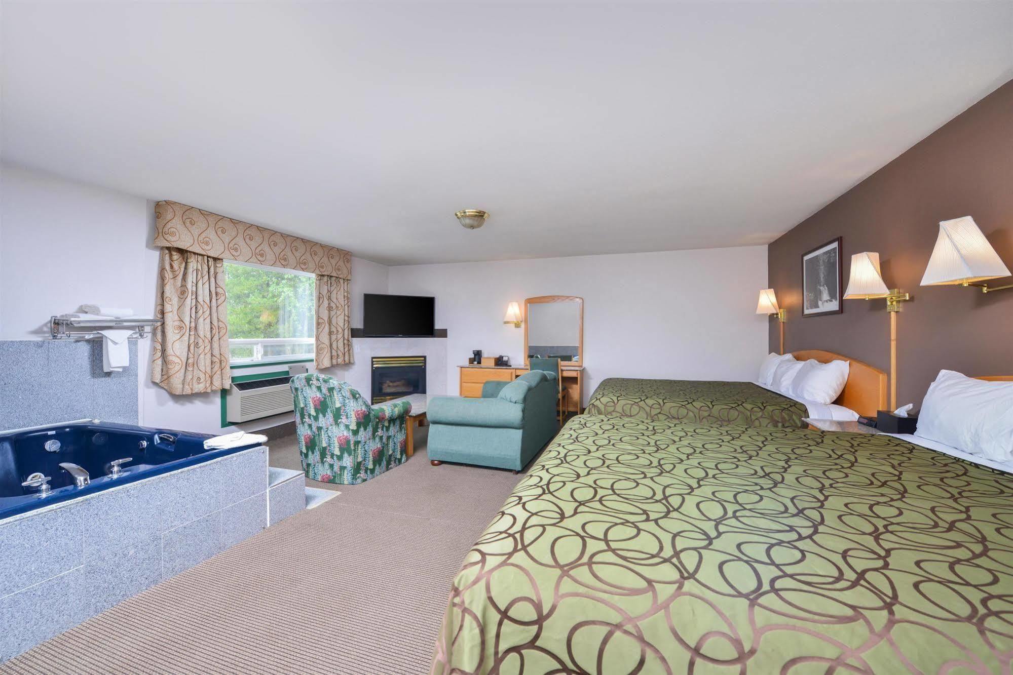 Canadas Best Value Inn Valemount Exterior photo